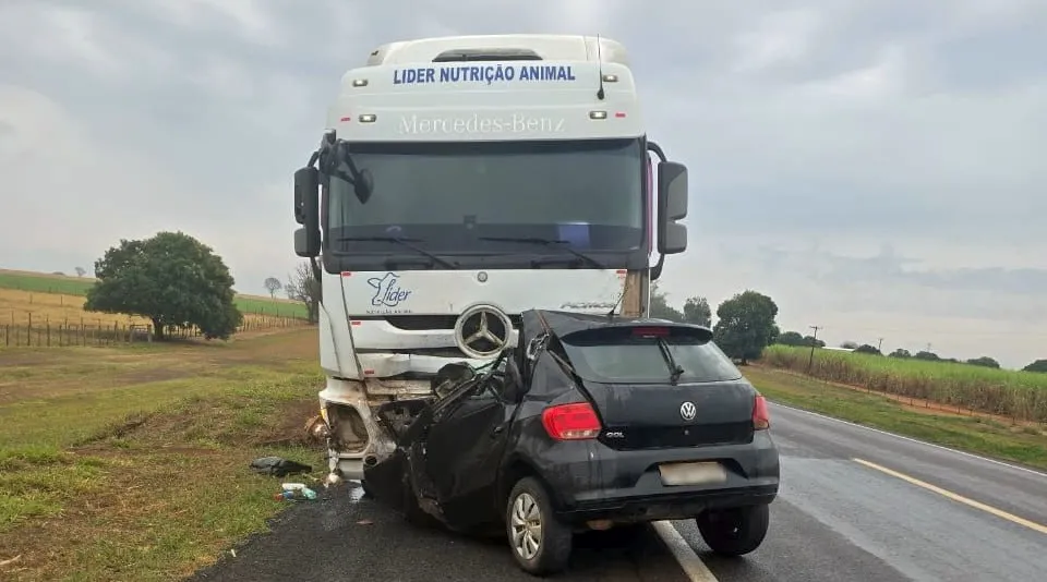 Rapaz de 24 anos morre em acidente de carro na rodovia BR-153