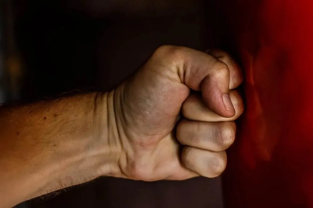 Homem corta mulher com tesoura e acaba preso em flagrante