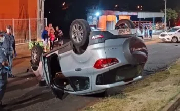 Carro tomba após bater em moto na Avenida dos Arnaldos