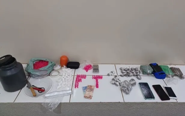 Polícia encontra drogas enterradas em casa de família em Fernandópolis