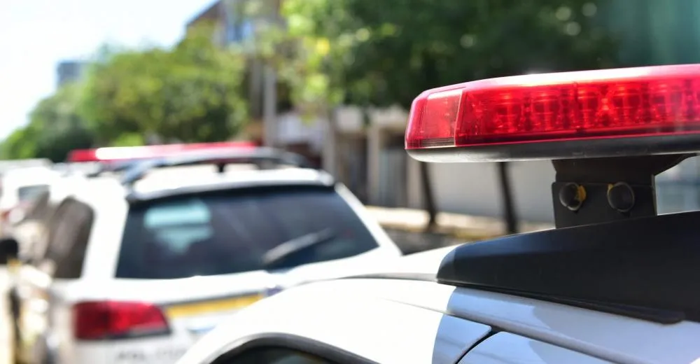 Polícia encontra substâncias ilegais dentro de cofre em residência