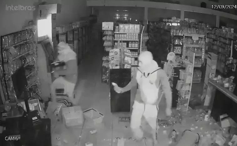 Bandidos usam carro para arrombar e furtar supermercado em Rio Preto