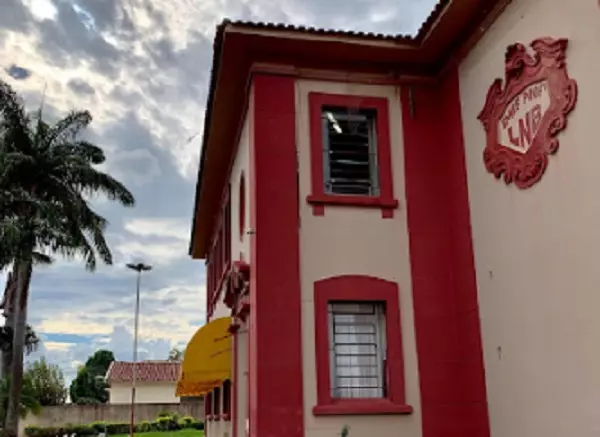 Escola é evacuada após aluna levar equipamento rastreador