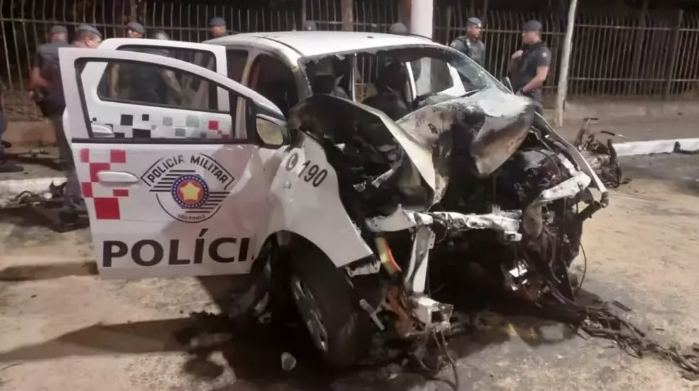 Viatura da PM bate em árvore e explode
