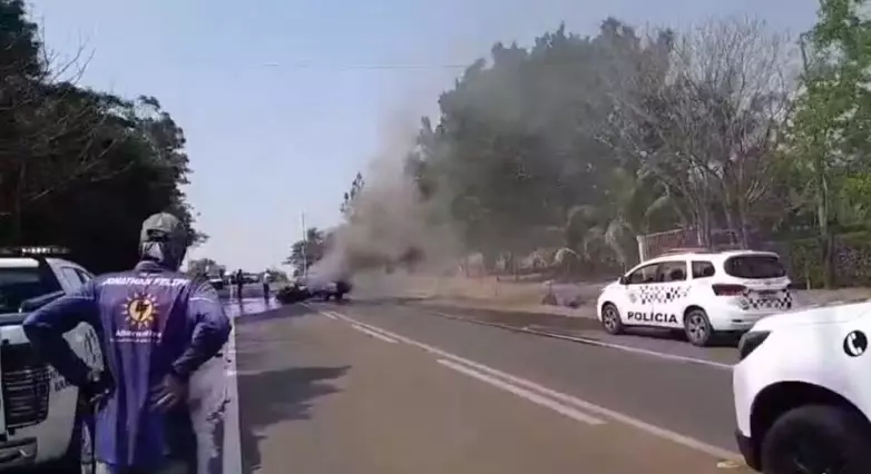 Acidente fatal entre carro e caminhão interdita rodovia