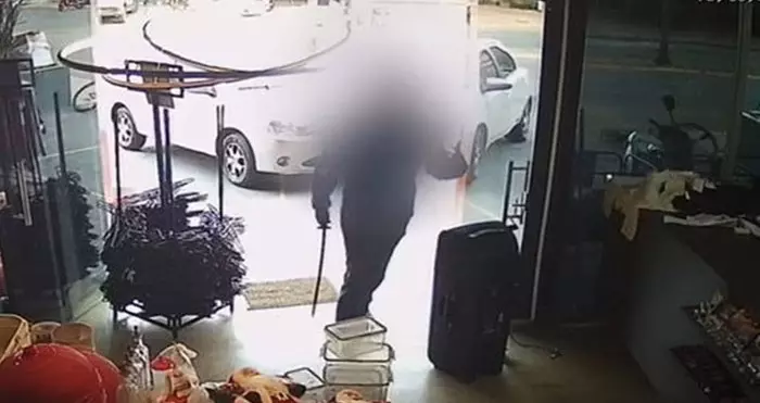 Homem é preso após assassinar namorada com espada ninja