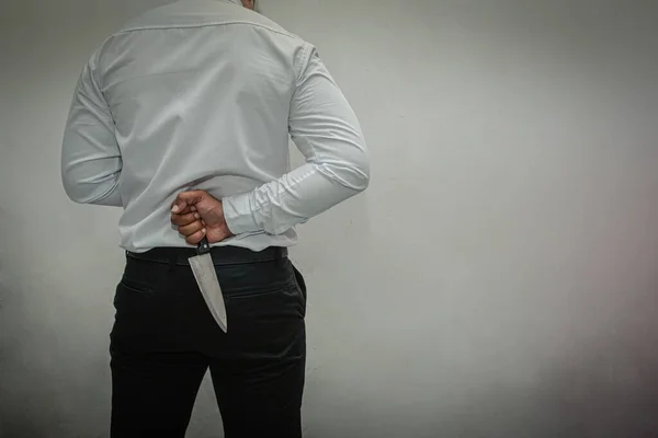 Homem invade pronto-socorro e esfaqueia médica