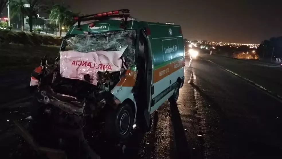 Motorista e passageira de ambulância ficam feridos após colisão traseira em caminhão