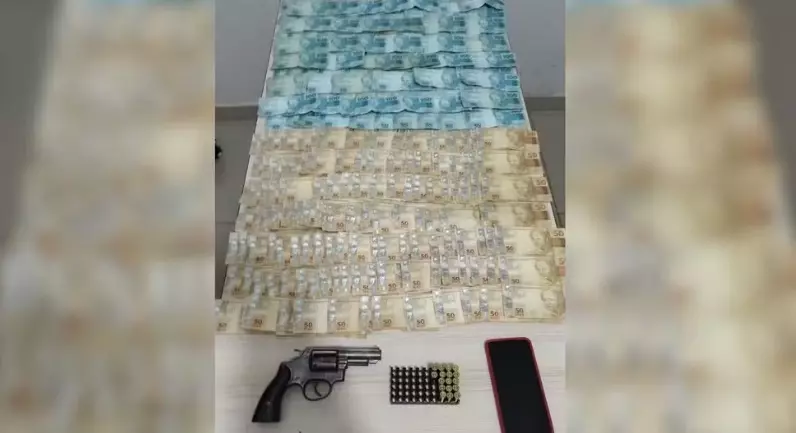 Três homens são presos em flagrante com drogas e arma
