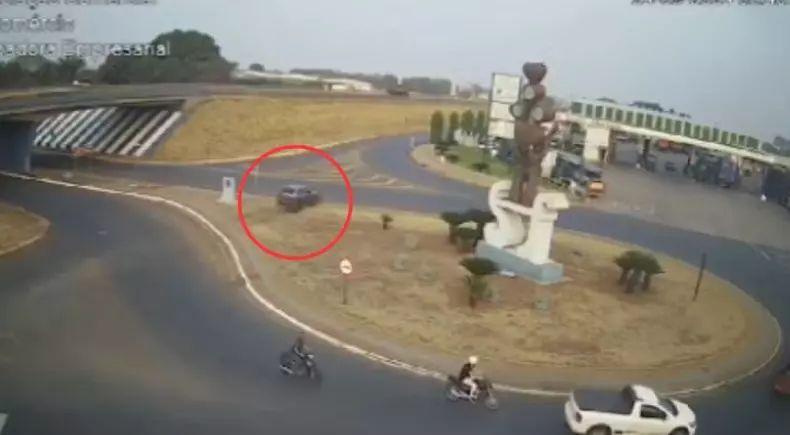Carro desgovernado destrói bicicleta e quase atinge casal em Santa Fé do Sul