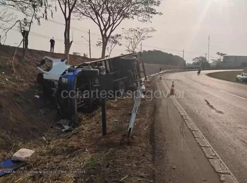 Caminhoneiro morre em grave acidente na Rodovia Washington Luís