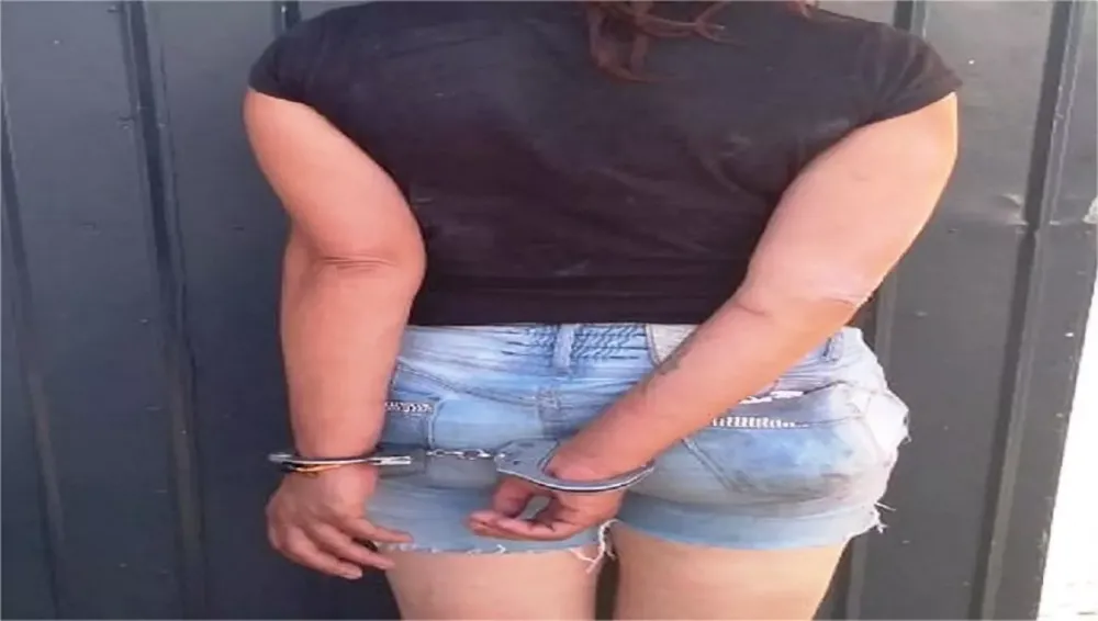 Mulher é presa após agredir e furtar o próprio pai durante madrugada
