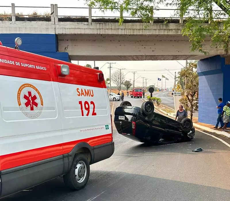 Mulher fica ferida após capotamento veículo em Estrela d’Oeste