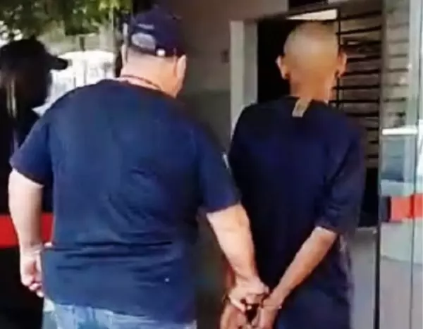 Homem é preso após mulher ser encontrada morta com sinais de estrangulamento e enrolada em cobertor