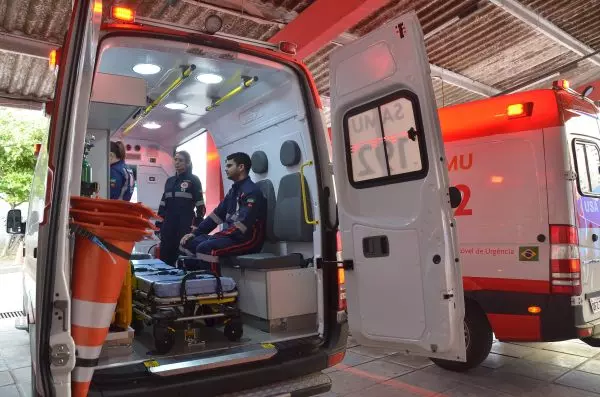 Criança de 4 anos morre afogada após queda em piscina