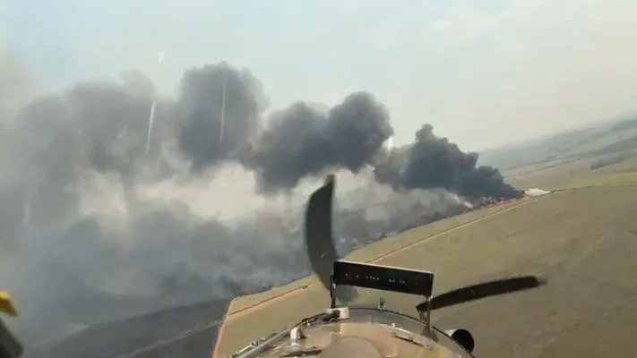 Duas aeronaves trabalham no combate a incêndio em propriedade rural de Guararapes