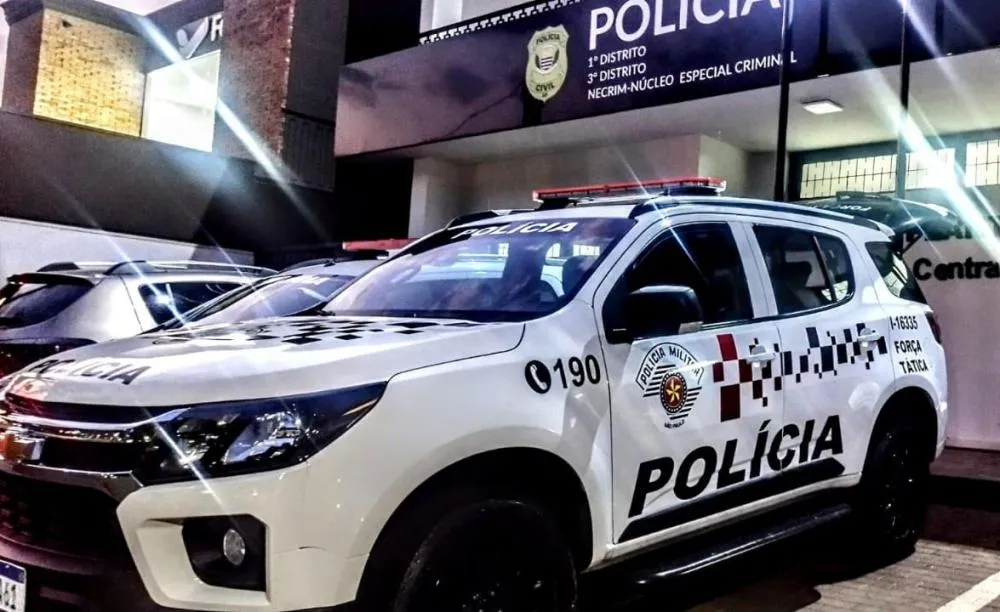 Casal é preso durante a madrugada, logo após cometer roubo