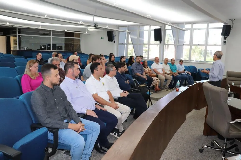 Presidente organiza visita de novos vereadores à Câmara