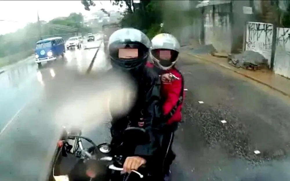 Rio-pretense é roubada por motociclista e ainda sofre lesão
