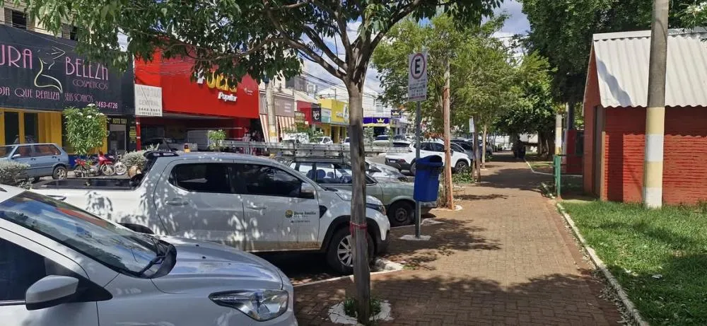Morador de Rua paga 'Área Azul' e cobra a mais de condutores