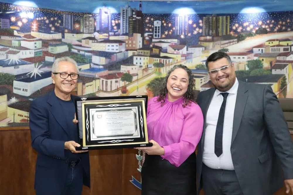 Defensora da inclusão autista recebe Título de Cidadã na Câmara
