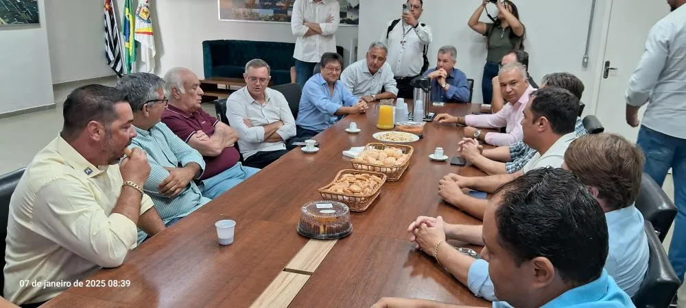 Vereadores e Cantarella recepcionam deputado Antônio Carlos Rodrigues em café da manhã