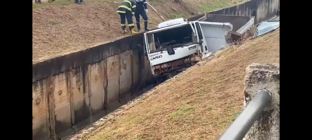 Caminhão caçamba cai em canal na Avenida Getúlio Vargas, em Fernandópolis