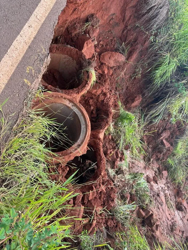 Galeria cede na rodovia Carlos Gandolfi e Prefeitura realiza reparos emergenciais 
