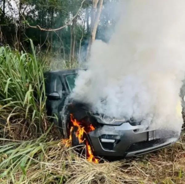 Veículo de luxo pega fogo em rodovia próxima a Ouroeste