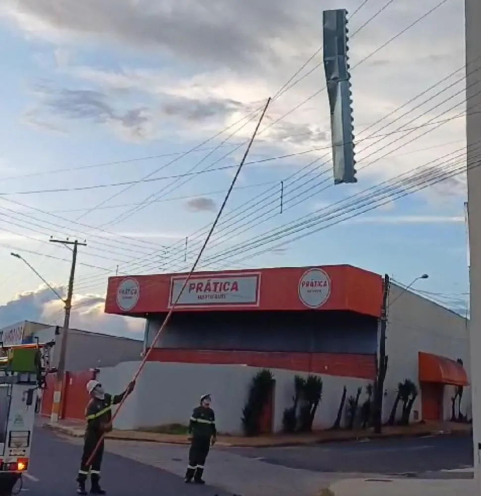 Ventania arranca calha de prédio e compromete rede elétrica em avenida movimentada