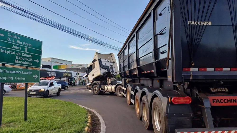 Carreta quebra e complica trânsito na Av. Litério Grecco nesta segunda-feira (20)