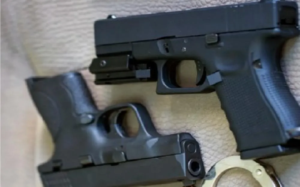 “Ninguém vai apreender minhas armas”, diz homem para policiais militares