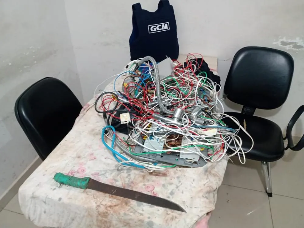 Homem é preso pela GCM após furtar prédio e ameaçar vigia com faca