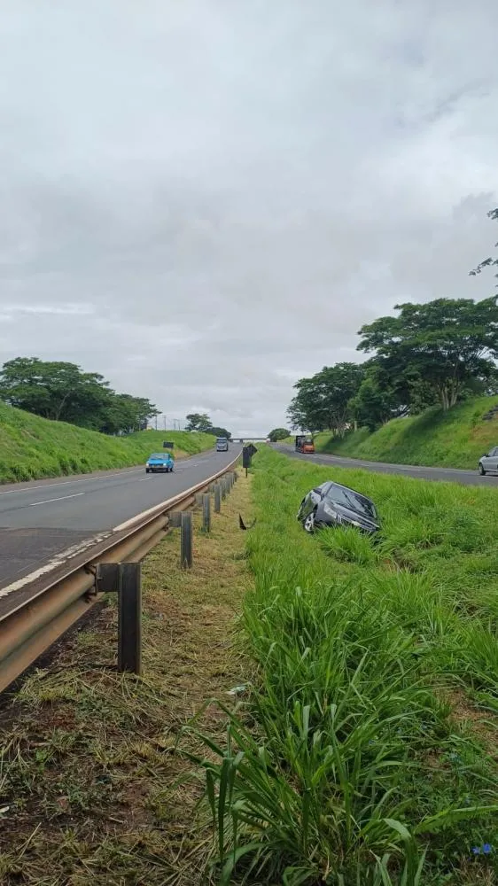 Motorista perde o controle e cai no canteiro central da Rodovia Euclides da Cunha