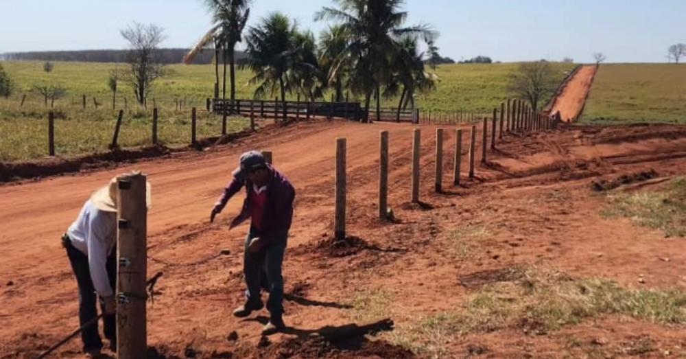 Prefeitura de Macedônia recupera estrada da Água Limpa