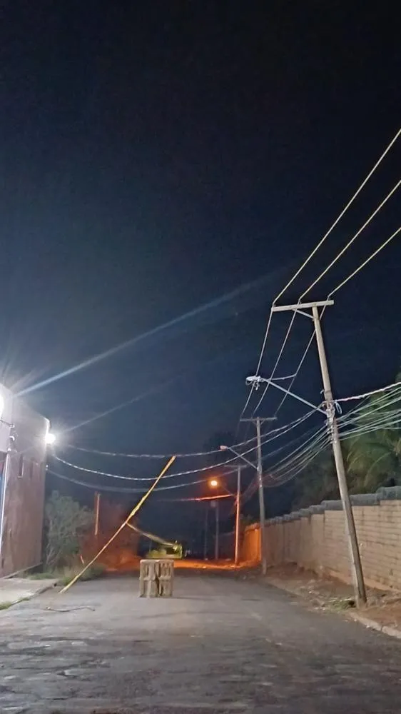 Poste cede e interdita via no Distrito Industrial