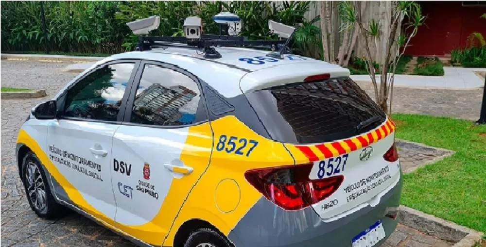Conheça como funciona o ‘carro das multas’ que circula em São Paulo