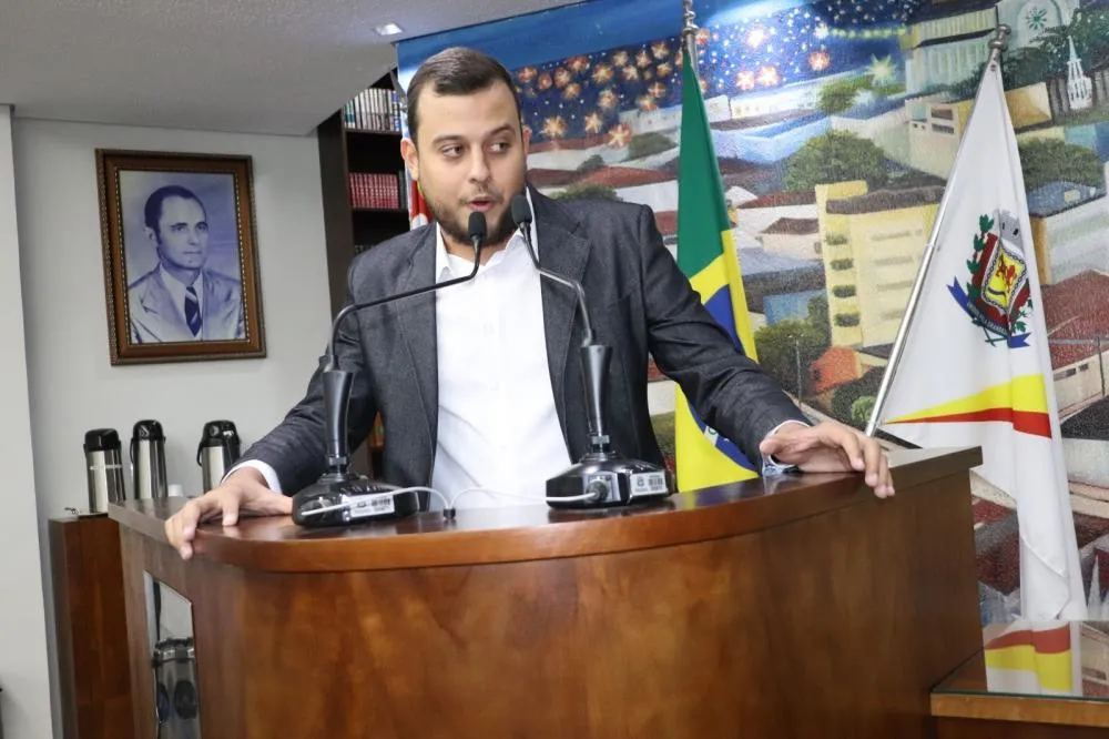 Gabriel Faria cobra esclarecimentos sobre paralisação de obra da UBS do bairro Mário Benez