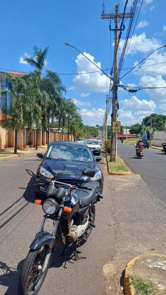 Colisão entre carro e moto deixa motociclista ferido na Av. dos Arnaldos