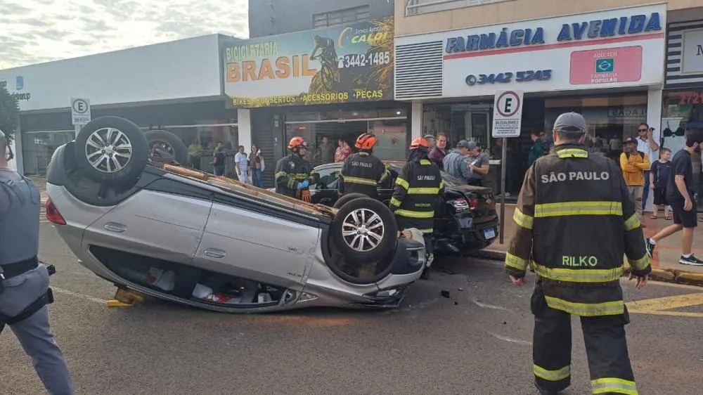 Colisão seguida de capotamento mobiliza equipes de resgate em Fernandópolis