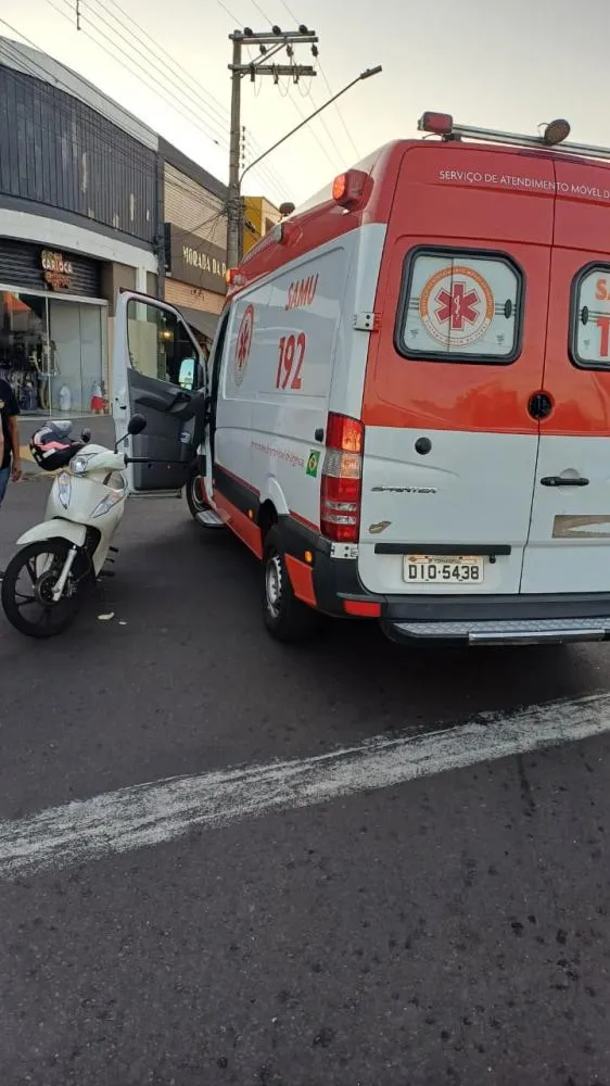 Colisão entre moto e bicicleta deixa mulher ferida no cruzamento na Expedicionários