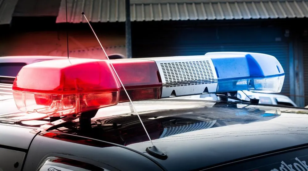 Carro bate em duas estruturas de sinalização e ocupantes fogem