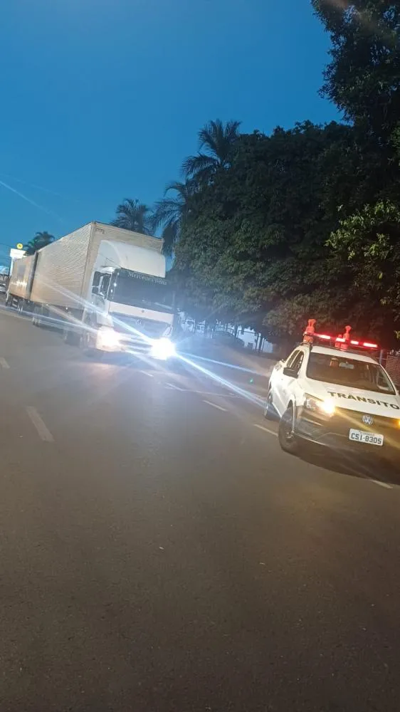 Carreta quebrada causa transtornos no trânsito e mobiliza Secretaria de Trânsito em horário de pico