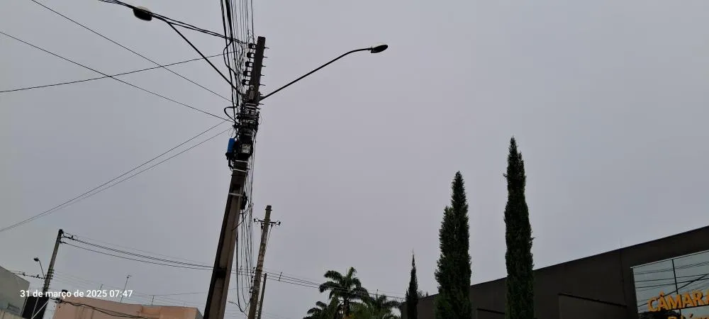 Caminhão enrosca em fios e causa queda de energia em bairros de Fernandópolis
