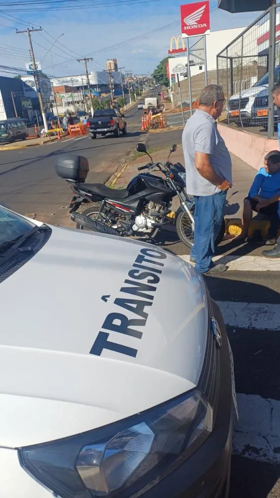 Colisão entre carro e moto deixa motociclista ferido na manhã desta terça-feira
