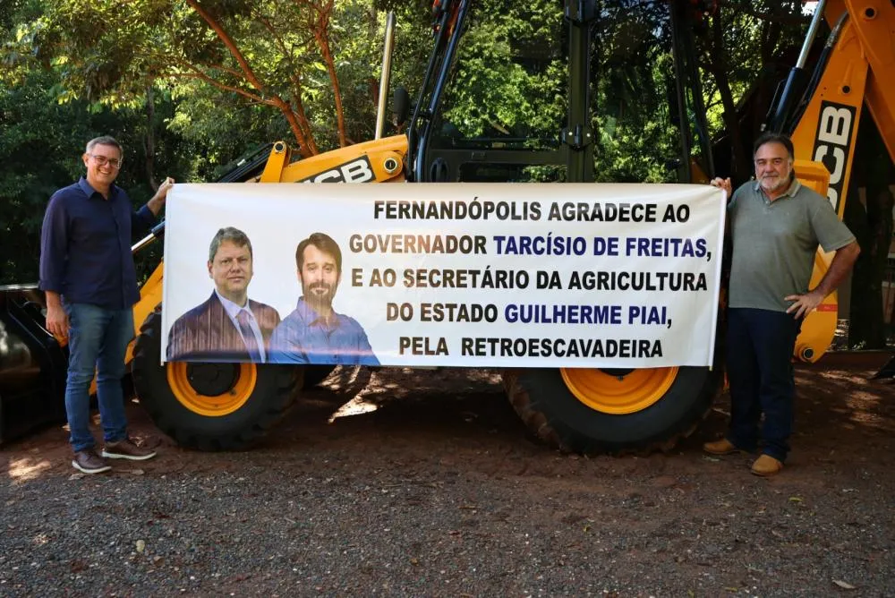 Fernandópolis recebe nova retroescavadeira para apoio aos produtores rurais 