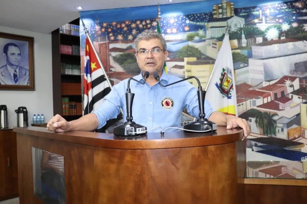 Julinho Barbeiro cobra providências para iluminação de passarela