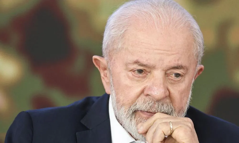 Desaprovação do governo Lula sobe sete pontos e chega a 56%, aponta pesquisa