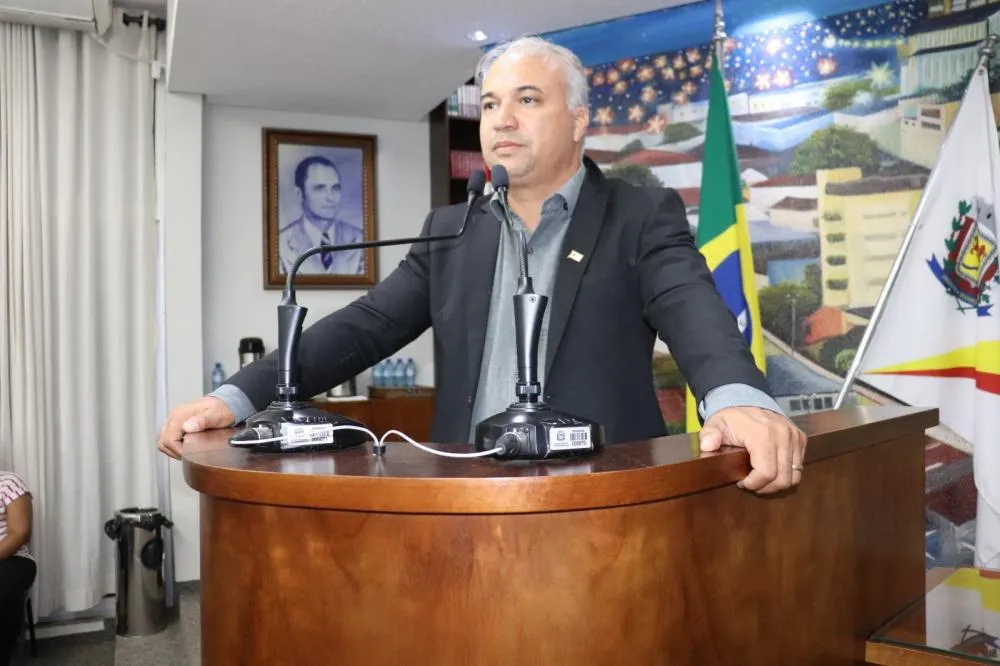 Jeferson pede informações sobre projetos para a Casa da Juventude