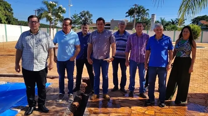 Obra de readequação da piscina para hidroterapia e hidroginástica recebe visita de assessor da deputada Analice Fernandes em Pedranópolis
